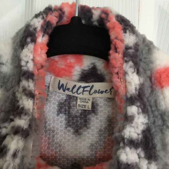 Wall Flower Faux Fur Print Sweatshirt size large - Picture 3 of 5